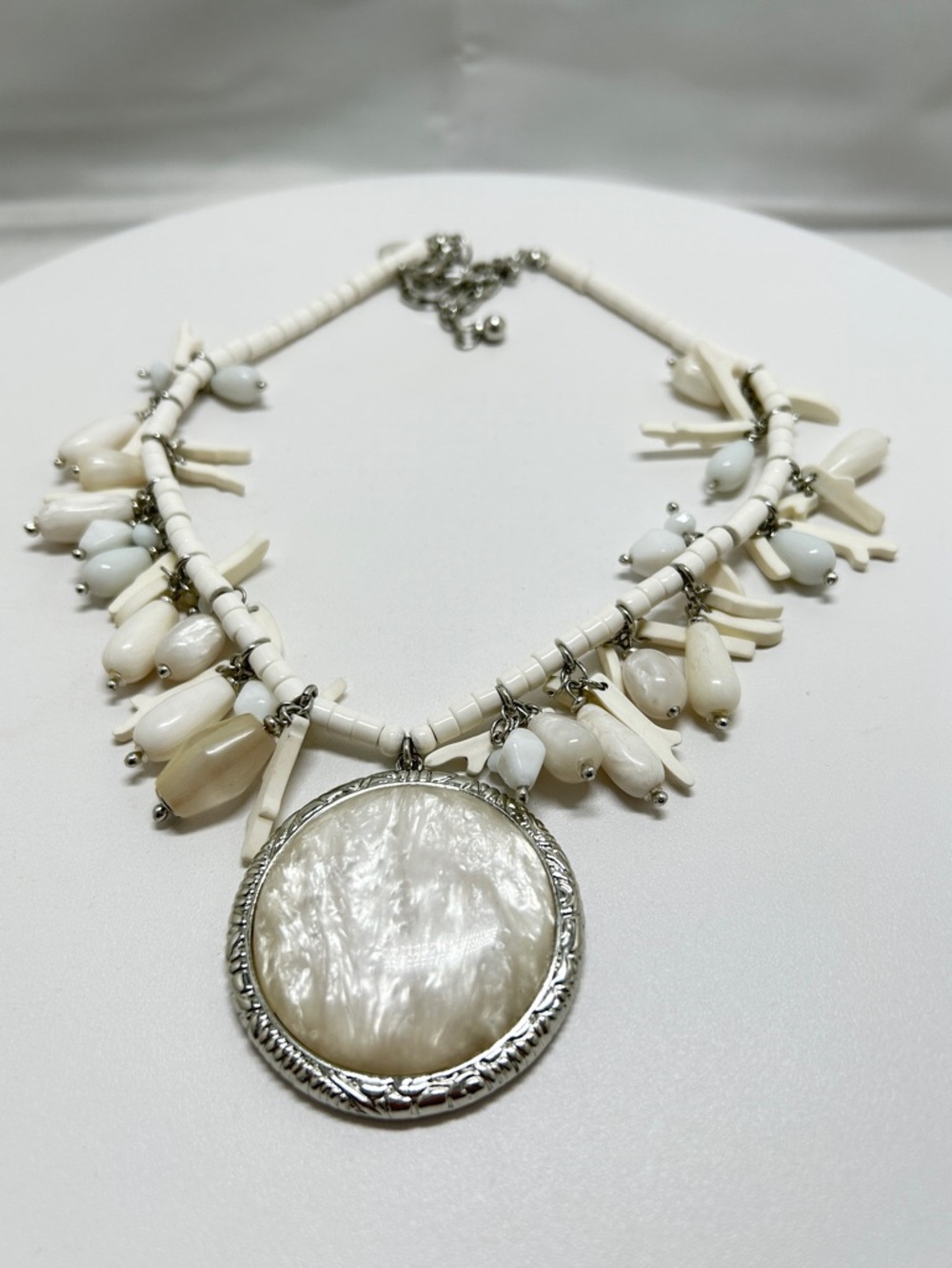 Chico’s,Silver & White Beaded Necklace, MOP, Mother Of Pearl Pendant